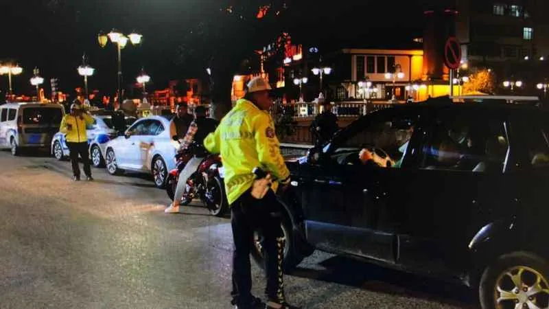 Amasya polisinden huzur operasyonu: 3 binden fazla şahıs kontrol edildi