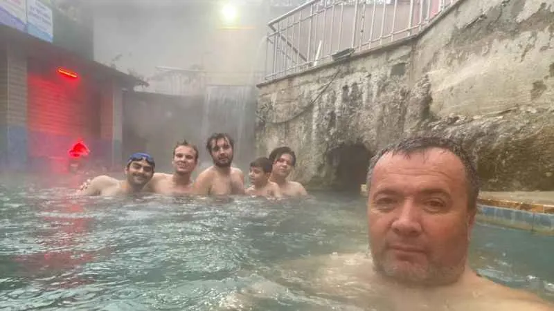 Kaplıcalarda kar yağışına rağmen açık havuzu tercih ettiler