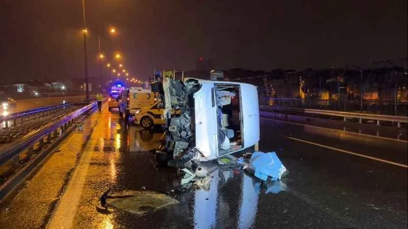 Bağcılar’da minibüs bariyerlere çarpıp devrildi: 1 ölü, 1 yaralı