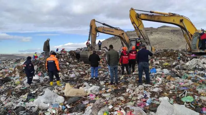 Kaybolan işçinin cenazesi tonlarca çöpün altında bulundu