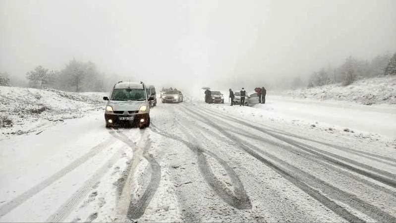 Karabük'te yoğun kar yağışı etkili oluyor
