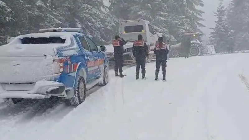 Karda yolda mahsur kalan 4 kişi ölümden döndü