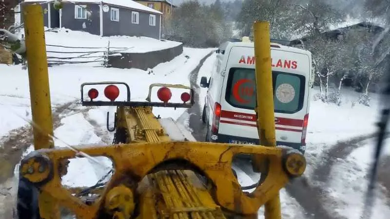 Karabük'te hasta almaya giden ambulans kapanan yolda mahsur kaldı