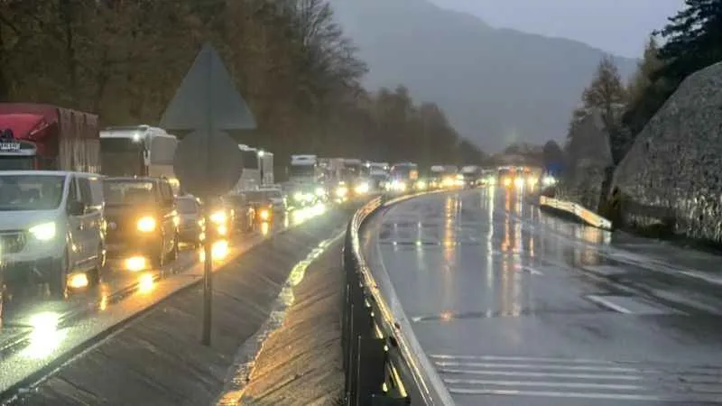 Yoğun kar yağışı Devrek-Mengen yolunu kilitledi