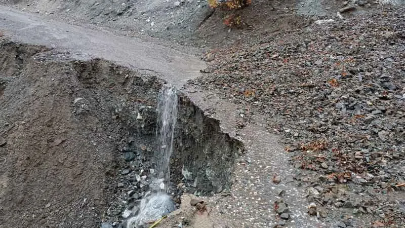 Adıyaman’da heyelanda kapanan köy yollarını açmak için çalışmalar sürüyor