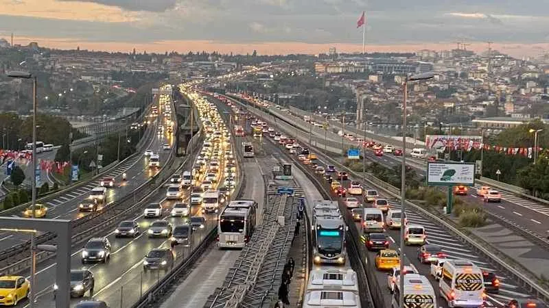Okulların ilk gününde trafik yoğunluğu arttı