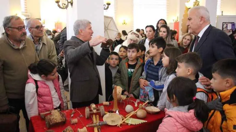 Oyuncaklarla büyükler oynadı, çocuklar seyretti