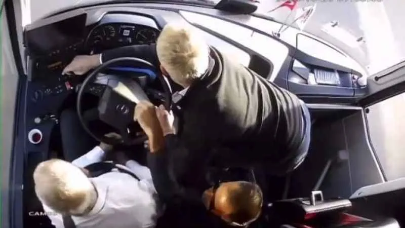 Şoför kalp krizi geçirdi, otobüsü ikinci kaptan durdurdu