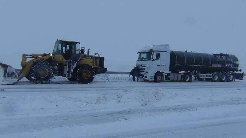 Kars'ta kar ve tipi ulaşımı felç etti