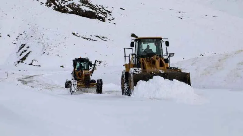 Van’da 600 personelle karla mücadele çalışması
