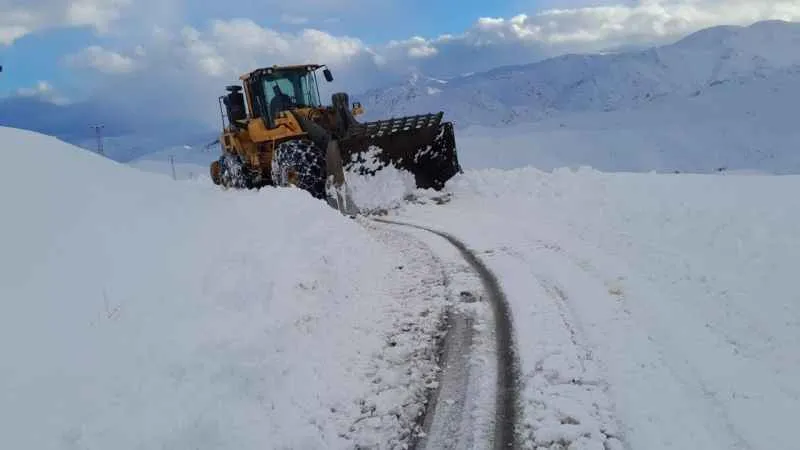 Yüksekova’da karla mücadele çalışması başladı