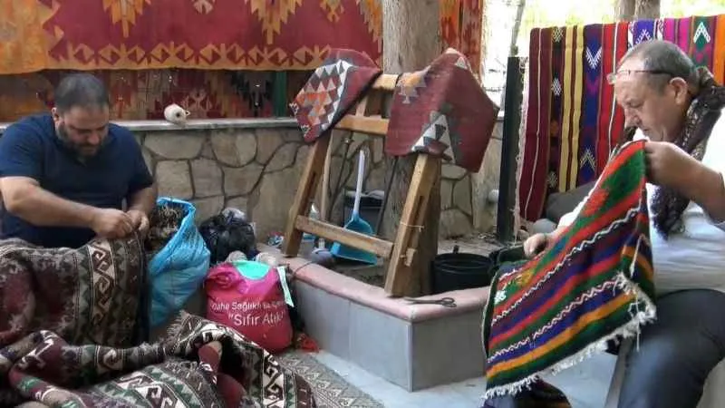 Hünerli elleriyle eskiyen kilimleri yeniliyorlar