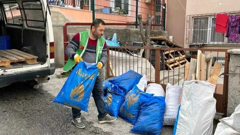 Kütahya İHH'dan ihtiyaç sahibi 300 aileye soba, kömür ve erzak yardımı