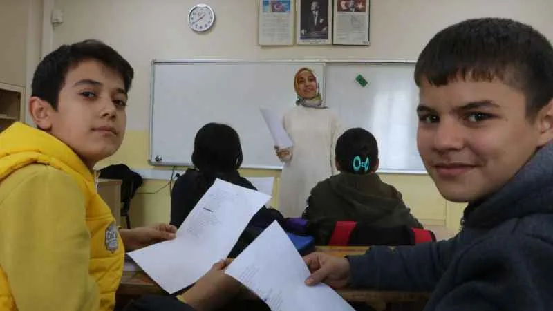 Zeynep öğretmen öğrencileriyle hayata tutundu 