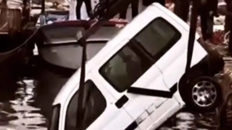 Zonguldak’ta dalgalara kapılan araç denizden çıkartıldı