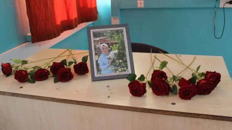 Depremde hayatını kaybeden Sevim öğretmen, eğitim verdiği sınıfta anıldı