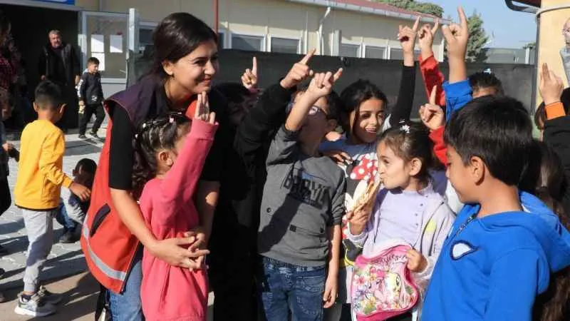 Afet bölgesinin vefakar öğretmenleri, öğrencilere umut oluyor