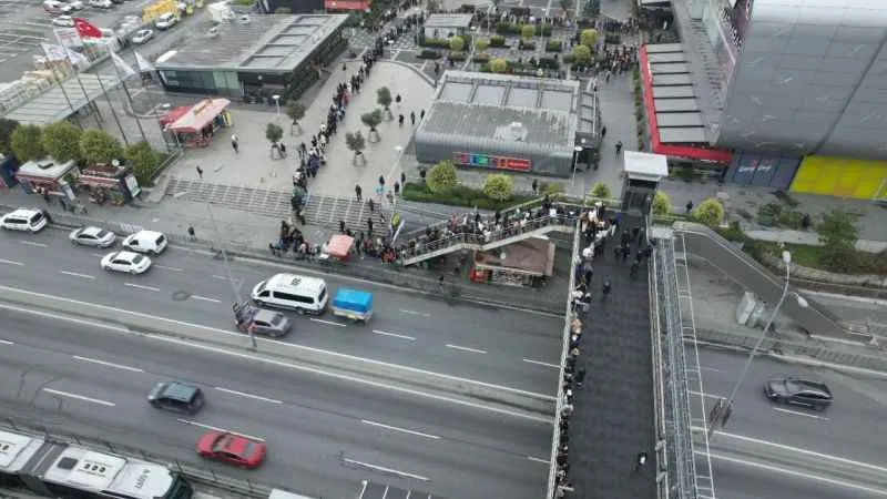 AVM önünde metrelerce kuyruk oluştu