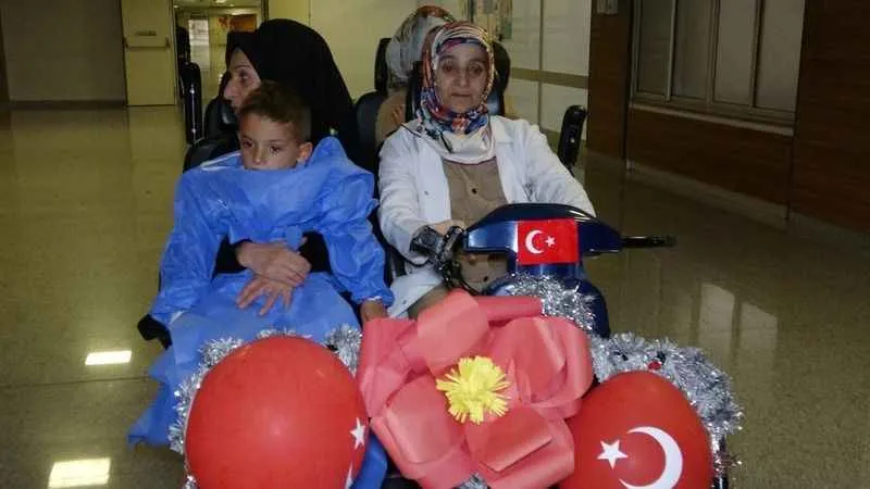 Ameliyata götürülen minik hastalara özel araç