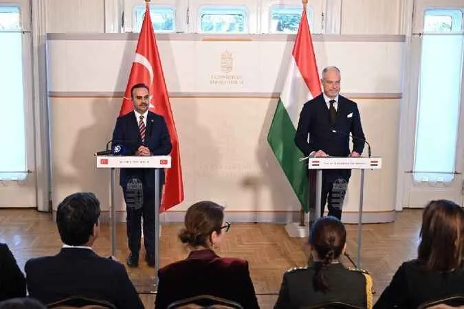 Bakan Kacır, Macaristan Savunma Bakanı Bobrovniczky ile görüştü