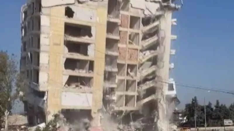 Halatla çekilen 8 katlı bina yerle bir oldu