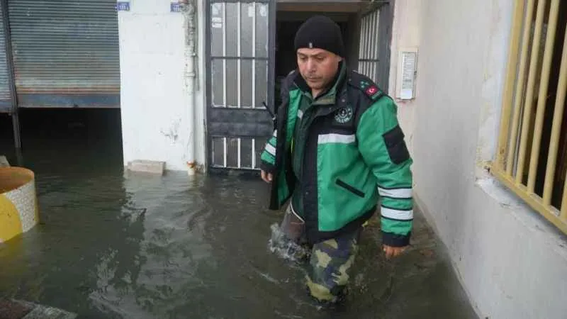 Kocaeli'de fırtına felç etti: Evler suyla doldu, vatandaşlar dışarıya çıkamadı