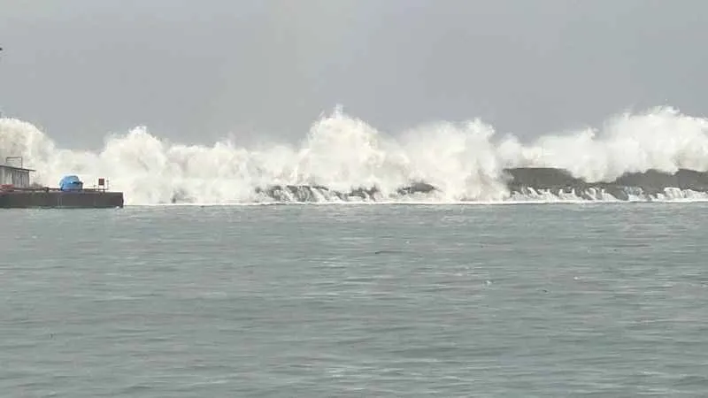 Dev dalgalar askerlerin kaldığı konteynerleri denize sürükledi