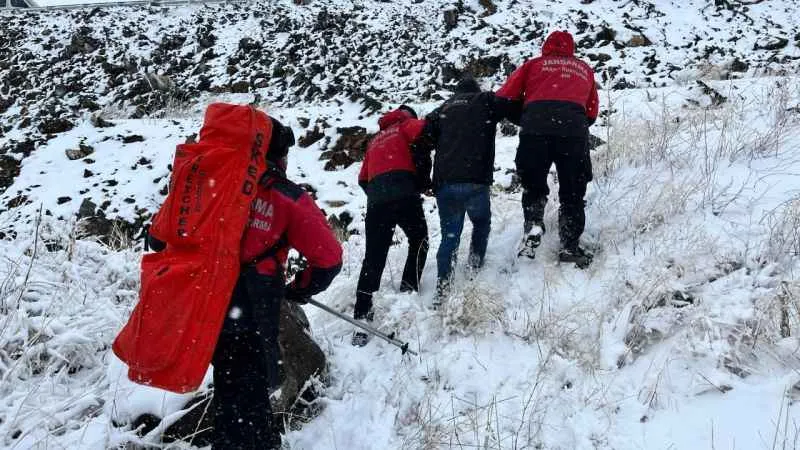Sarıkamış’ta 2 kişi donmak üzereyken kurtarıldı