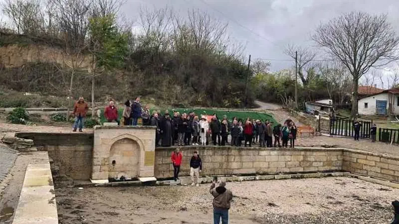 Yunanlılar Edirne'de çeşme başında halay çekti