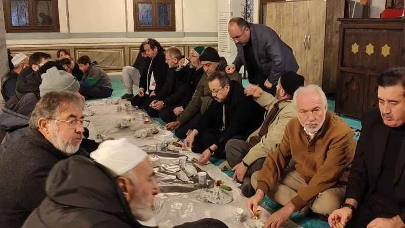 Filistinlilere destek amacıyla düzenlenen programda toplu iftar yapıldı