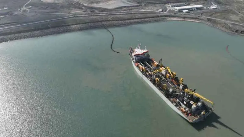 İstanbul Havalimanı inşaatında çalışan dev gemi havadan görüntülendi