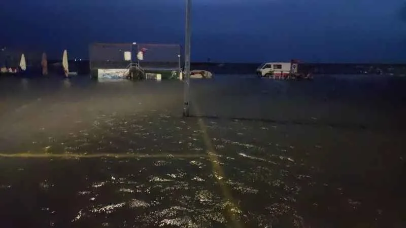 Tekirdağ'da deniz taştı: Tsunamiyi andıran görüntüler