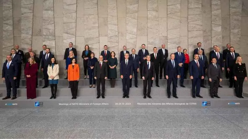 NATO Dışişleri Bakanlarından aile fotoğrafı