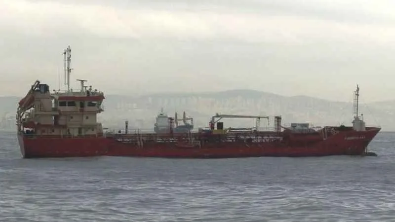 Zeytinburnu’nda karaya oturan gemi kurtarıldı