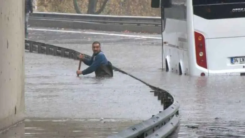 Esenler'de beline kadar suya giren belediye çalışanı suyu böyle tahliye etmeye çalıştı