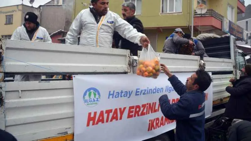 Depremzedelerden vefa: Kendilerini yalnız bırakmayan ilçeye 1 kamyon dolusu narenciye gönderdiler