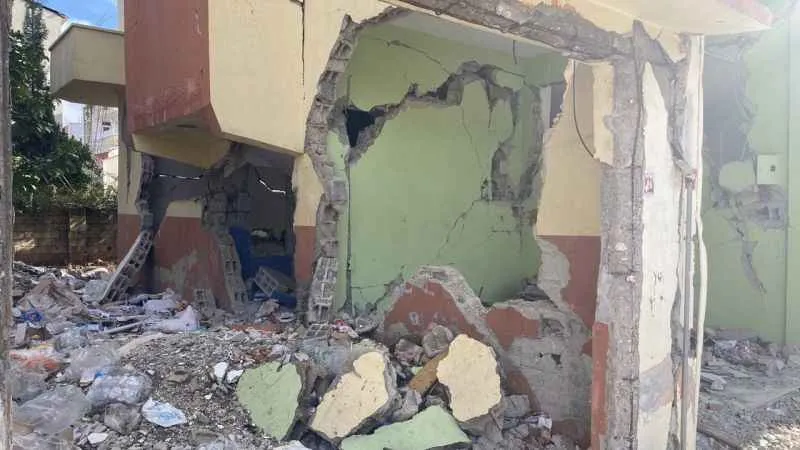 Ağır hasarlı bina vatandaşları tedirgin ediyor