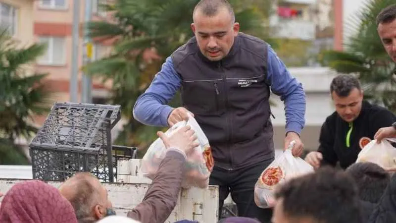 20 ton mandalina ve limon vatandaşlara dağıtıldı