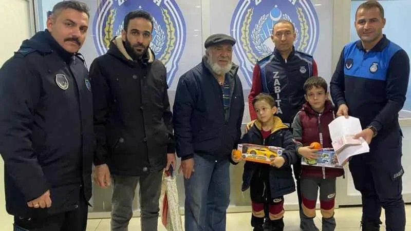 26 bin TL’yi bulan çocuklar parayı sahibine teslim etti