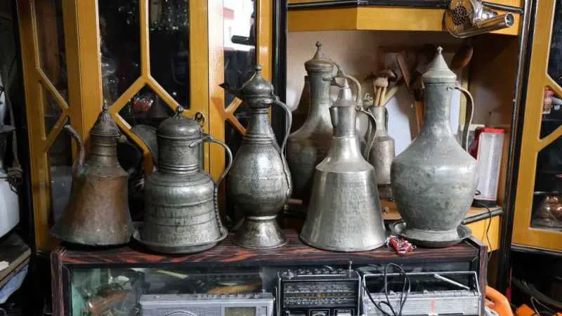 Topladığı eskiler arasından çıkan antikalarla müze oluşturdu