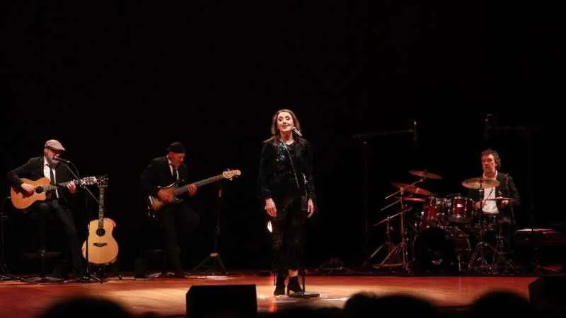  Luz Casal İstanbul'da ayakta alkışlandı