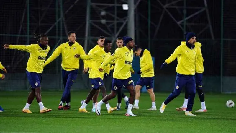 Ali Koç, antrenman öncesi takımla toplantı yaptı