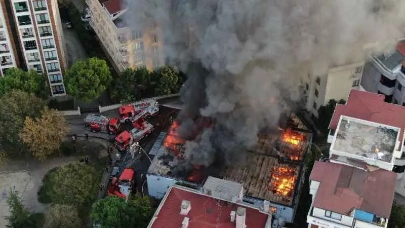 Maltepe'de kahve imalathanesinde yangın