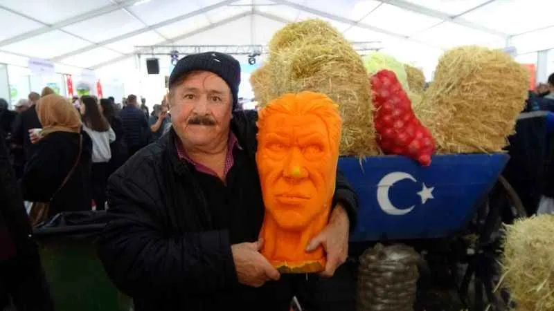 Meyve ve sebzelerden sanat eserleri yapıyor