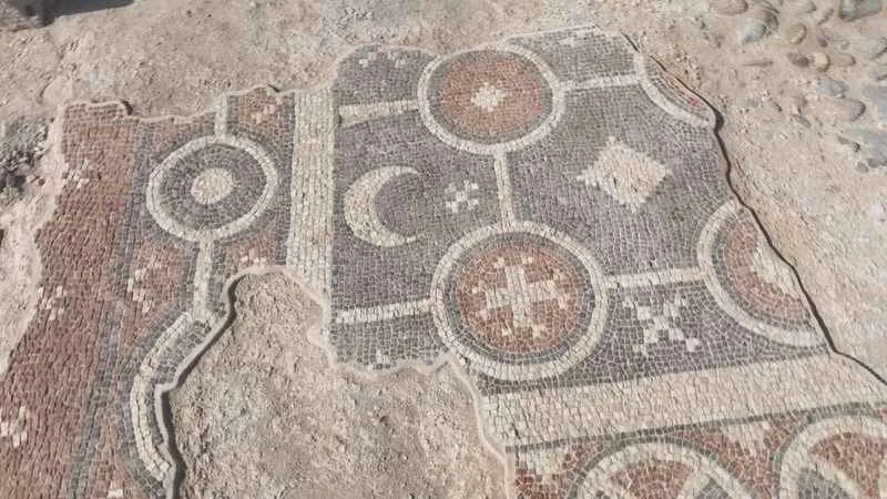 Bin 700 yıllık mozaiklere üç boyutlu desenler işlenmiş