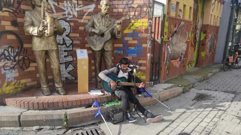 Engelli sanatçı sanat için yaz-kış sokakta