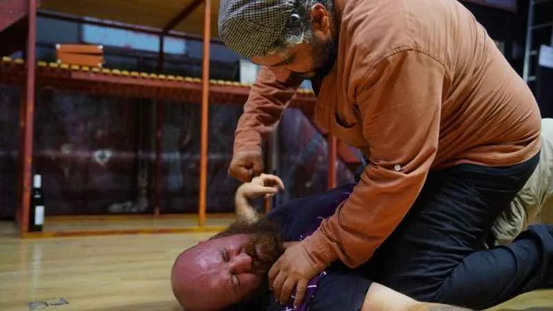 Tiyatro sahnesinde elini kırdı ama oyuna devam etti