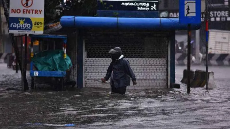 Hindistan’daki selde 5 kişi öldü, araçlar sel sularına kapıldı