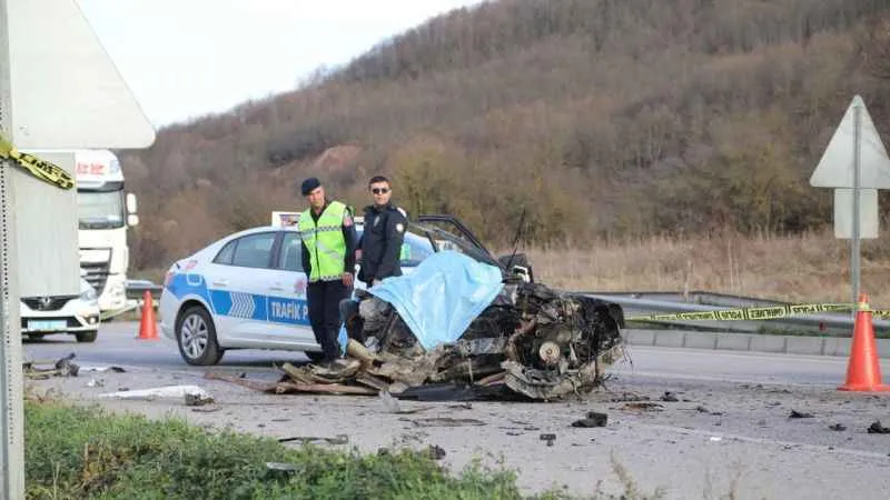 Otobüsle kafa kafaya çarpışan otomobil parçalara ayrıldı: 2 ölü, 3 yaralı