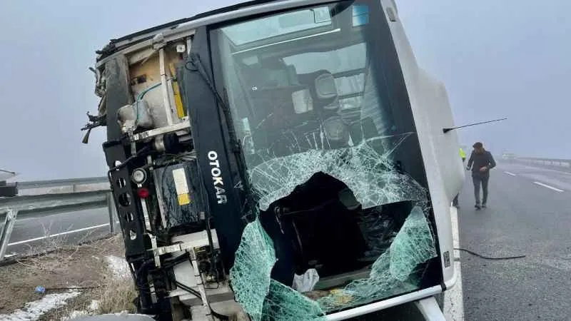 Ağrı’da sis kazayı beraberinde getirdi: 19 yaralı